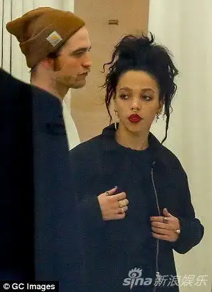 组图暮光男巴黎爱之旅护花新女友浪漫拥吻