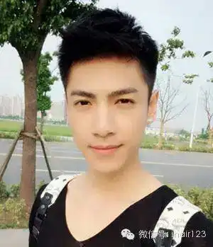 我想问下,女生们会觉得男生这个发型不好看吗比较非主流,还是男生留刘海好