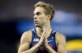 男子800米半决赛西蒙德斯双手合十