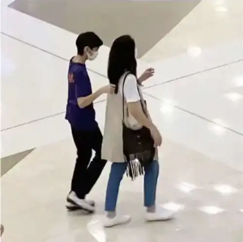 袁咏仪与儿子逛街,13岁儿子穿牛仔裤清瘦高挑,身材像极张智霖