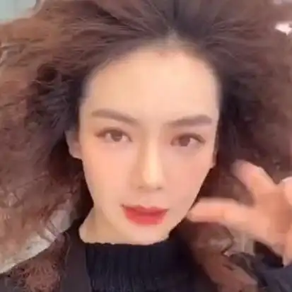 戚薇不洗头近照,蓬松起来像狮王,戚薇发量是真的多啊