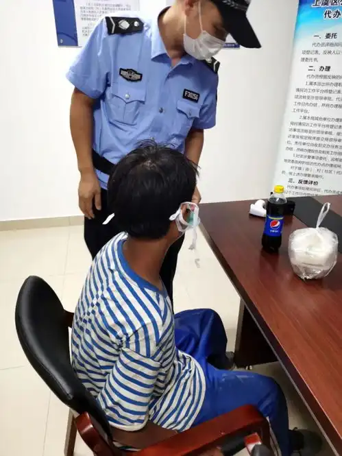 高速路口拦车,14岁男孩离家出走,幸好遇到警察