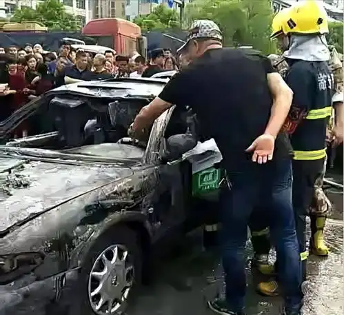 挖掘机挖出废弃轿车当场吓瘫,车上竟坐着两男子,车主已消失15年