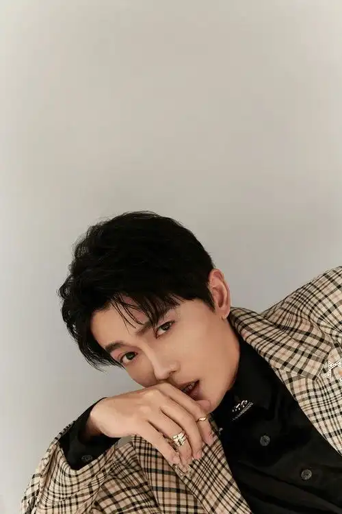 李亭哲写真曝光掀起冬日禁欲风