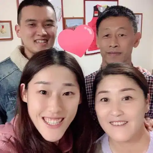 女排大将刘晓彤晒全家照,母亲像20岁姑娘,哥哥罕见露面