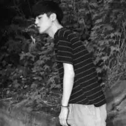 qq头像男生背影黑白伤感落寞的思念已成烟被吹散