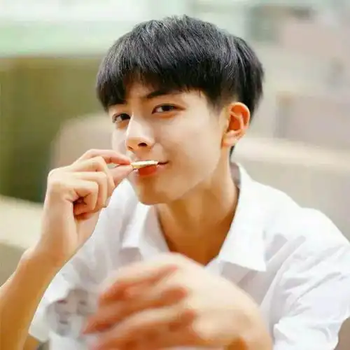 为什么喜欢你的男生总在你面前提别的女生