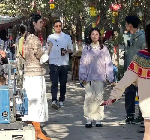 奚梦瑶录节目被偶遇,周一围朱丹甜蜜同行,金莎与男友情侣装亮相