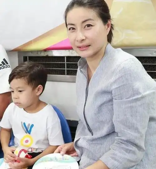 郭晶晶妈妈真低调带外孙遛弯打扮跟保姆没差别,换上礼服后惊艳了