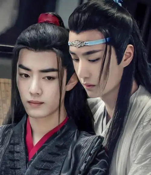 赵丽颖肖战罕见同框照曝光,穿同款衣服,粉丝惊叹整得像双胞胎