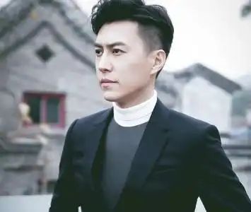 靳东年轻时不如现在帅气,以前跟帅完全挂不上钩,如今才是高颜值