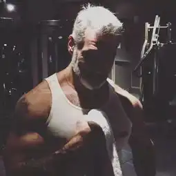 这个男人健身后,帅成了一道光