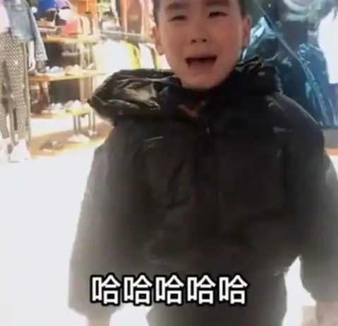 儿子哭求买绿色帽子,妈妈建议换其他颜色,说绿色的长大了有得戴