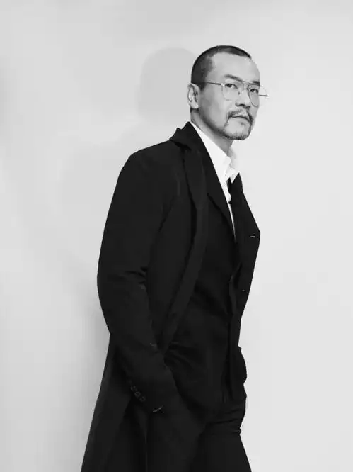 46岁廖凡寸头造型亮相,男人味十足,这气场小鲜肉真比不了