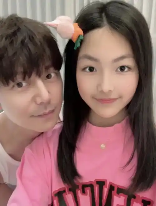 李湘王岳伦带女儿探班歌手,王诗龄与何炅后台合影