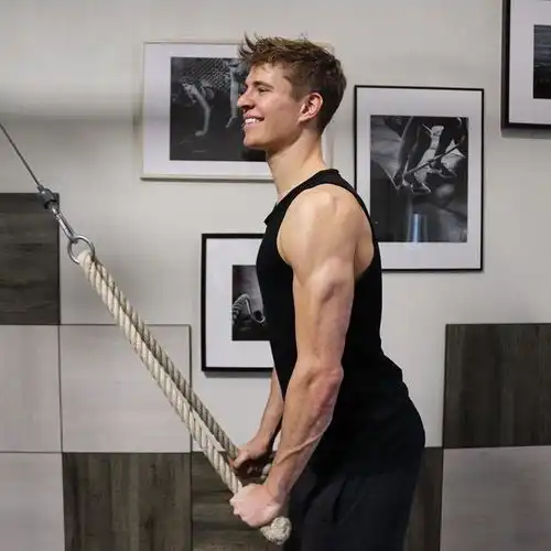 肌肉男模的大长腿强势入镜,精壮的腹肌和性感的子弹肌更是迷人