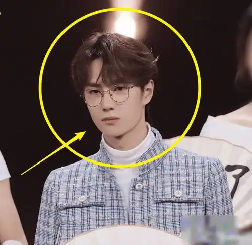 王一博戴眼镜录制好绝,生图曝光后,男助理的颜值却丝毫不输