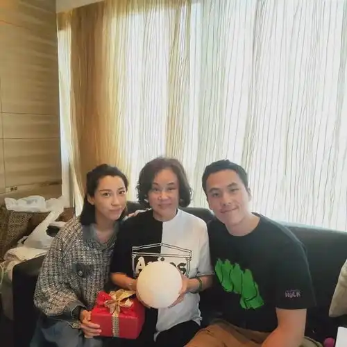 双双出轨或早已离婚继何猷启被曝有新欢后,老婆也密会法拉利男