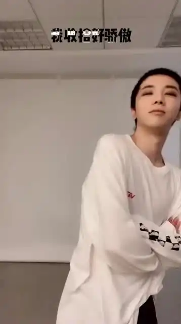华晨宇对嘴型版寒鸦少年,寸头的样子,好酷帅啊