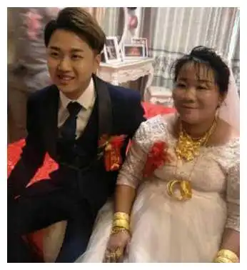 23岁小伙娶49岁女子,朋友不理解,当看到新娘后都低下了头