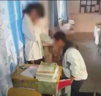 男中学生平安夜在教室单膝下跪求婚四目相对后拥吻