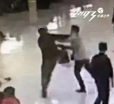 男子坐火车回义乌,遭遇劫匪,劫匪说看他像个文弱书生,没想到...