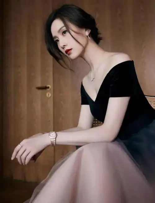 刘诗诗大秀名品天鹅颈盘发配露肩裙变高贵公主,吴奇隆娶到宝了