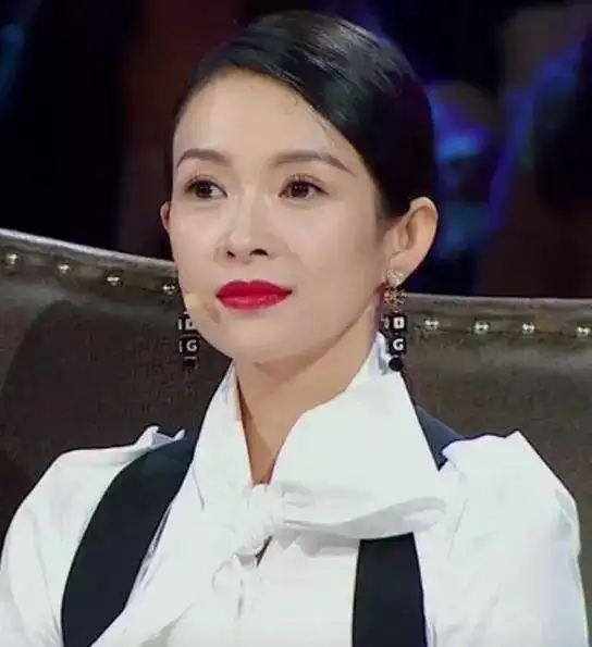 从村姑章到国际章,章子怡在发型和穿搭上,做了哪些有效的改变