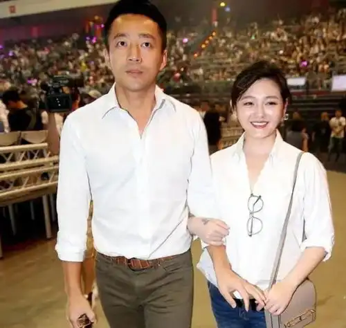 大s刚闹完离婚,汪小菲仍不知悔改,深夜现身酒吧美女相陪