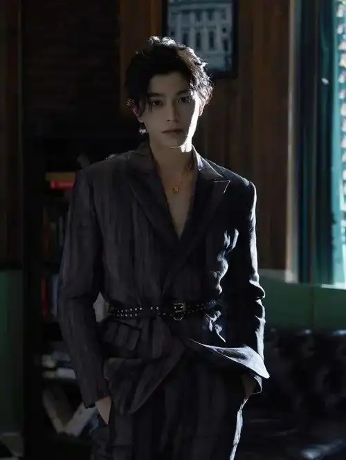 比美翻车现场薇娅夸张垫肩,杨幂鼻孔外翻夺目,任敏发型显脸圆