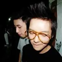 有没有好看的qq头像,最好是男生戴眼镜的那种,也可以是情侣头像,不要发网站