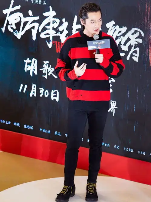 胡歌才37岁就像大叔,185cm穿格纹套装成160,一头卷发更像犀利哥