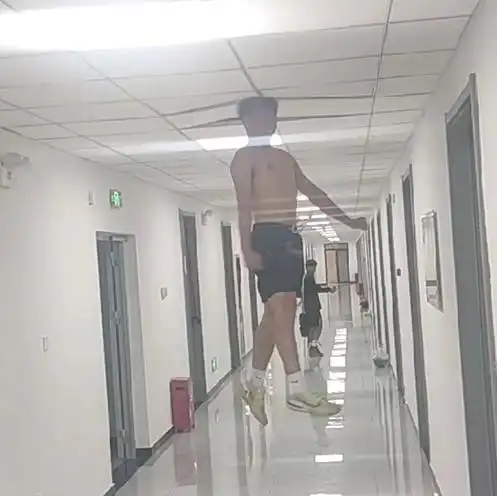 真正的跳高天花板,男生跳高顶破楼道天花板