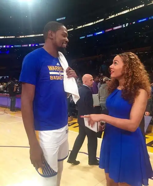 桃花运旺盛杜兰特曾隔空示爱黑寡妇遭拒后,转身另寻小女友