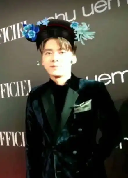 李易峰时装之夜秒变格格,王子也走错了片场,暖壶男孩开始送热水