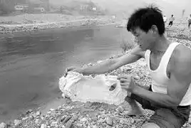 丹凤两花季女孩河边洗澡坠入河道内2米深坑溺亡