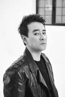 罗钢黑白大片曝光尽显成熟男人质感