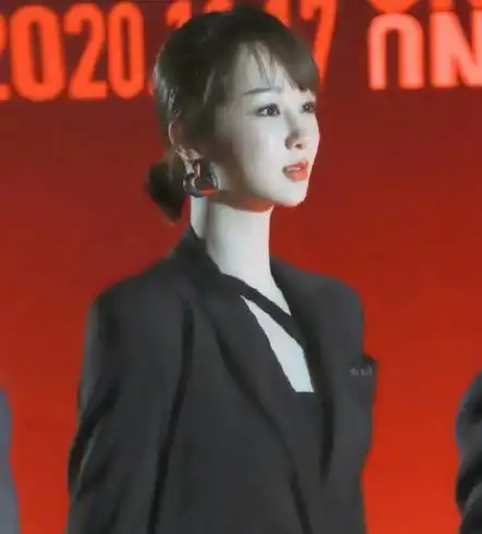 北电70周年校庆,杨紫现身朗诵诗词,这身打扮尽显自信酷飒