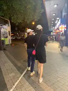 奚梦瑶何猷君同戴情侣帽逛街被偶遇,女方看上去比男方高半个头