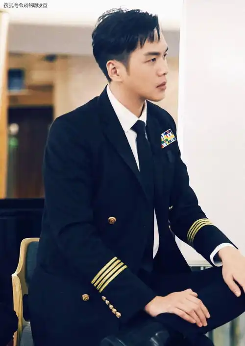 张若昀的另类时尚风格,金钱豹西装复古穿搭,尽显成熟男人魅力