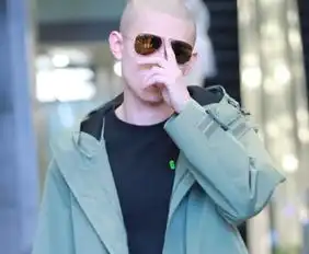 张一山全新造型太抢眼,大光头堪比强光灯泡,果然是犀利本人