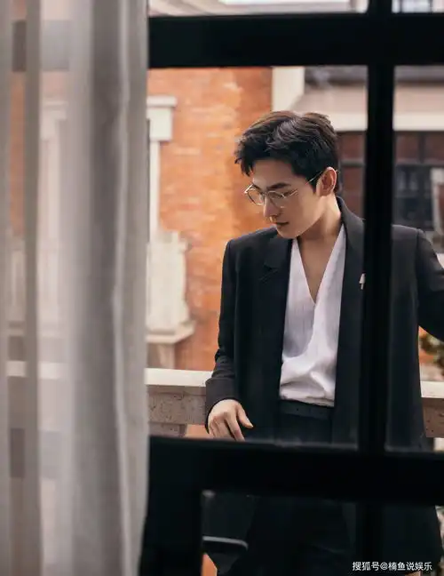 杨洋戴上眼镜疯狂放电五官精致棱角分明,七夕男友造型太上头