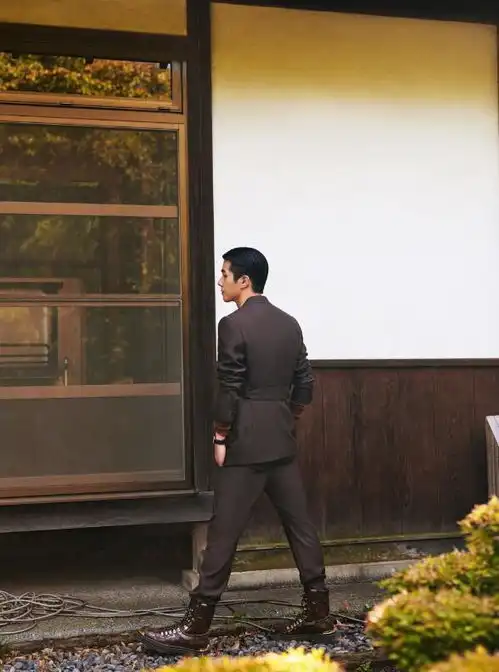 小鲜肉刘昊然梳背头变30岁油腻大叔幸亏有这小辫子扳回一城