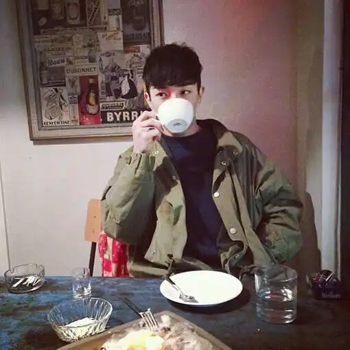 求这种头像男生露脸上半身正面