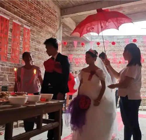 42岁女人二婚嫁给28岁男人,婚后一周苦不堪言嫩草并不好吃