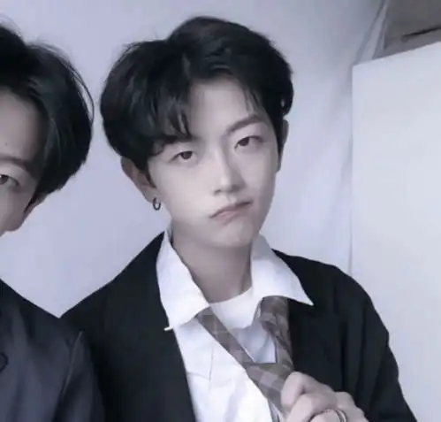 真人基友头像风停在窗边,嘱咐你要热爱这个世界