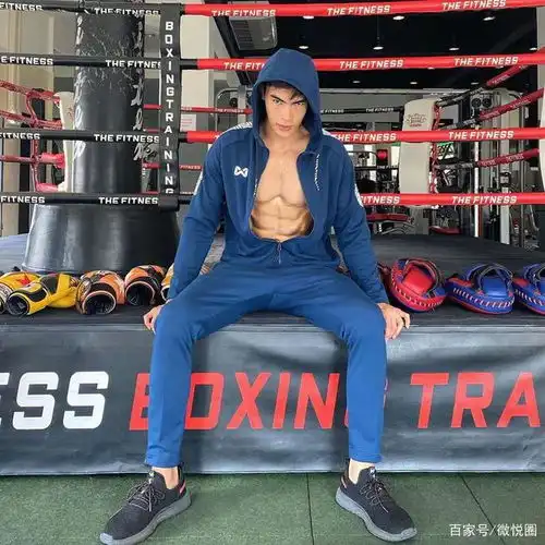 酷帅有范的他不愧是健身男模,气质品味卓群,腹肌和人鱼线也不赖