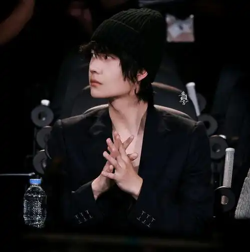 王一博星光大赏两套超季秒变撕漫男,稳坐c位,作品就是底气