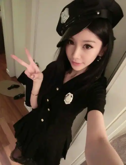 汤姆每天坐船去上学用英语怎么说