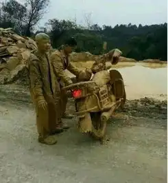 幽默段子浴池洗澡遇见一个左右臂分别纹着一头猛虎的大姐